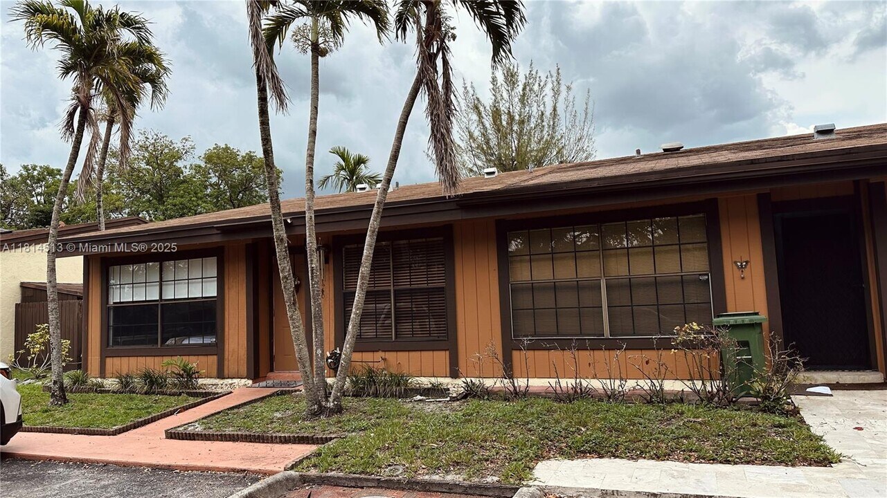 10680 Cherry Ave in Pembroke Pines, FL - Building Photo