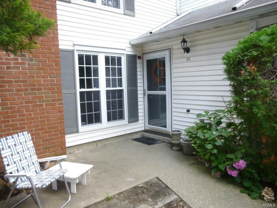 36 Homestead Village Dr in Warwick, NY - Building Photo