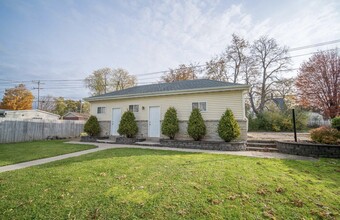 440 N Montgomery St, Unit Upper in Port Washington, WI - Foto de edificio - Building Photo