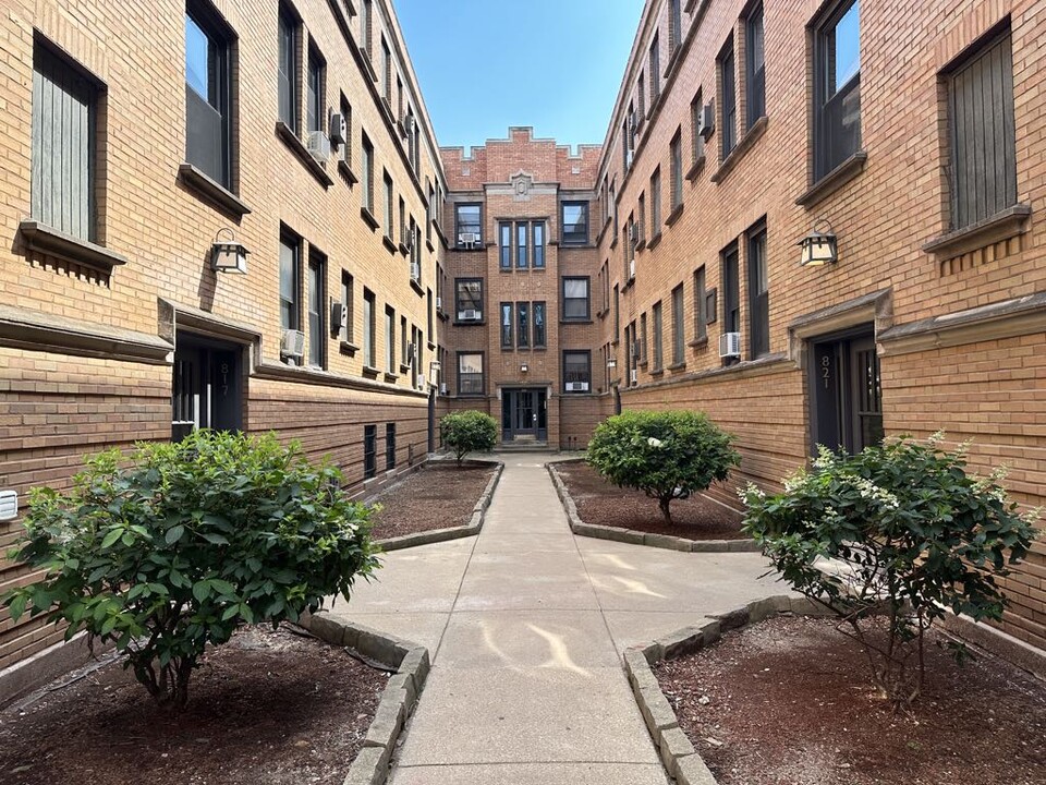 816 W Cornelia Ave, Unit A09C in Chicago, IL - Foto de edificio