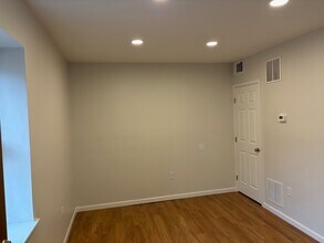 15 E Read St, Unit 1B in Baltimore, MD - Foto de edificio - Building Photo