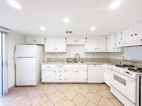 940 W Graaf Ave in Ridgecrest, CA - Foto de edificio - Building Photo