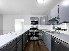 8724 E 96th St in Kansas City, MO - Building Photo - Building Photo