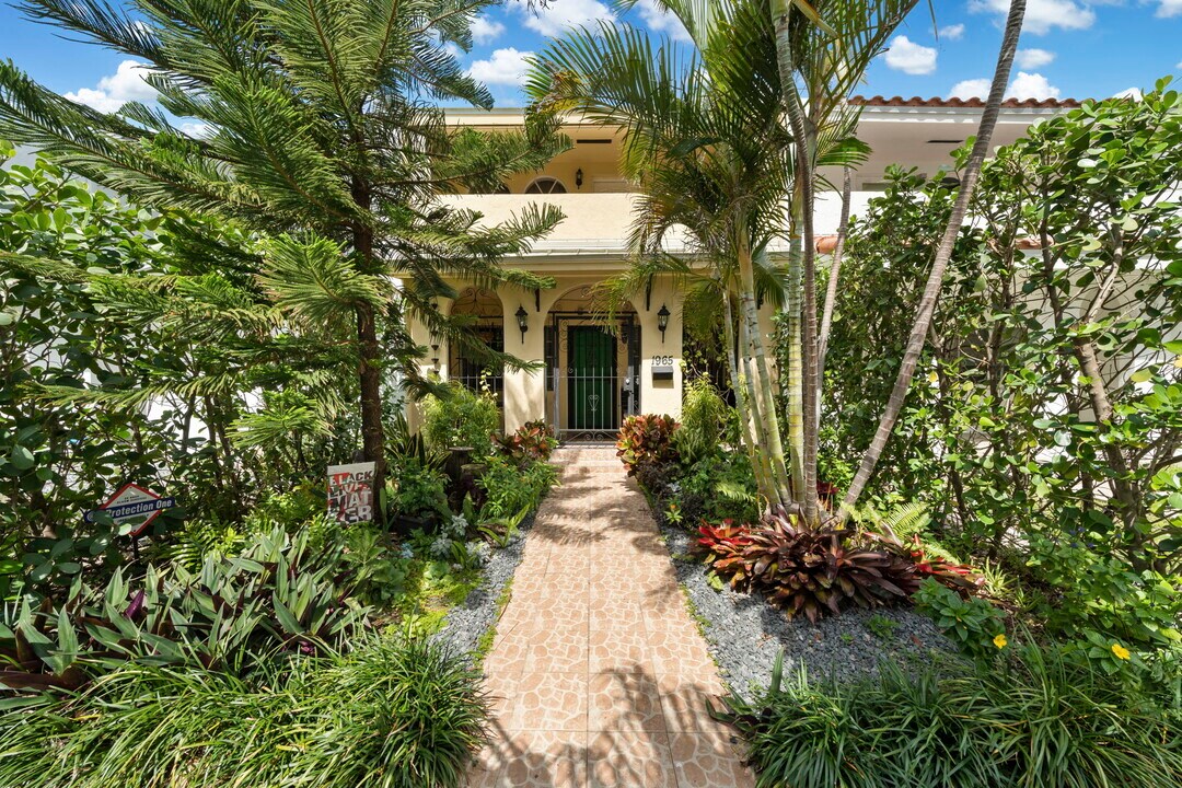 1955 Sans Souci Blvd in North Miami, FL - Foto de edificio