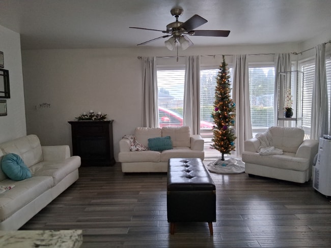 24203 36th Ave S in Kent, WA - Foto de edificio - Building Photo