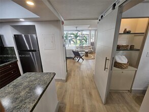 1408 Brickell Bay Dr, Unit 316 in Miami, FL - Foto de edificio - Building Photo