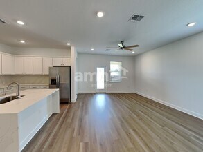 3011 19th Ave W in Bradenton, FL - Foto de edificio - Building Photo