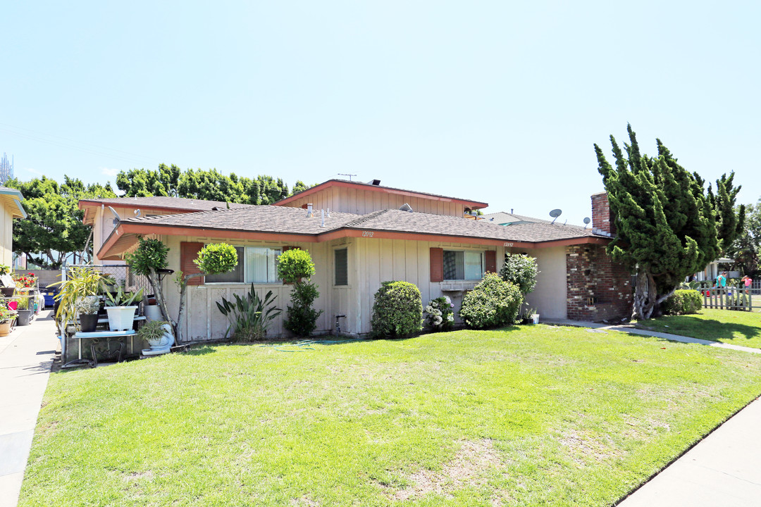 Laguna Apartments in Garden Grove, CA - Building Photo