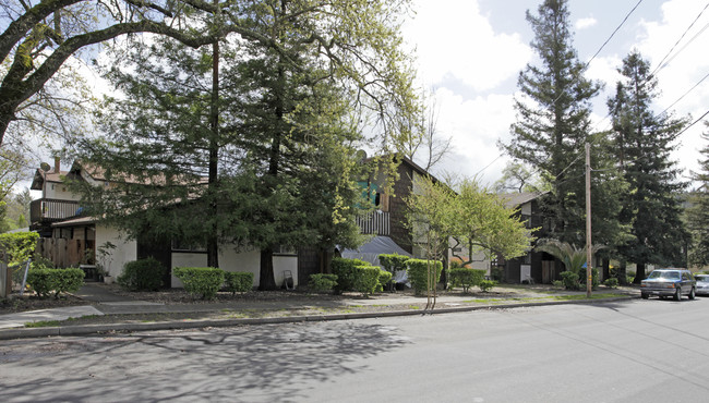 1404 N Oak St in Calistoga, CA - Foto de edificio - Building Photo