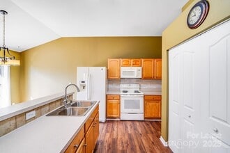 5911 Vista Verde Ct in Charlotte, NC - Foto de edificio - Building Photo