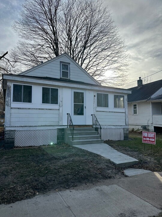 145 W Parker St in Waterloo, IA - Foto de edificio