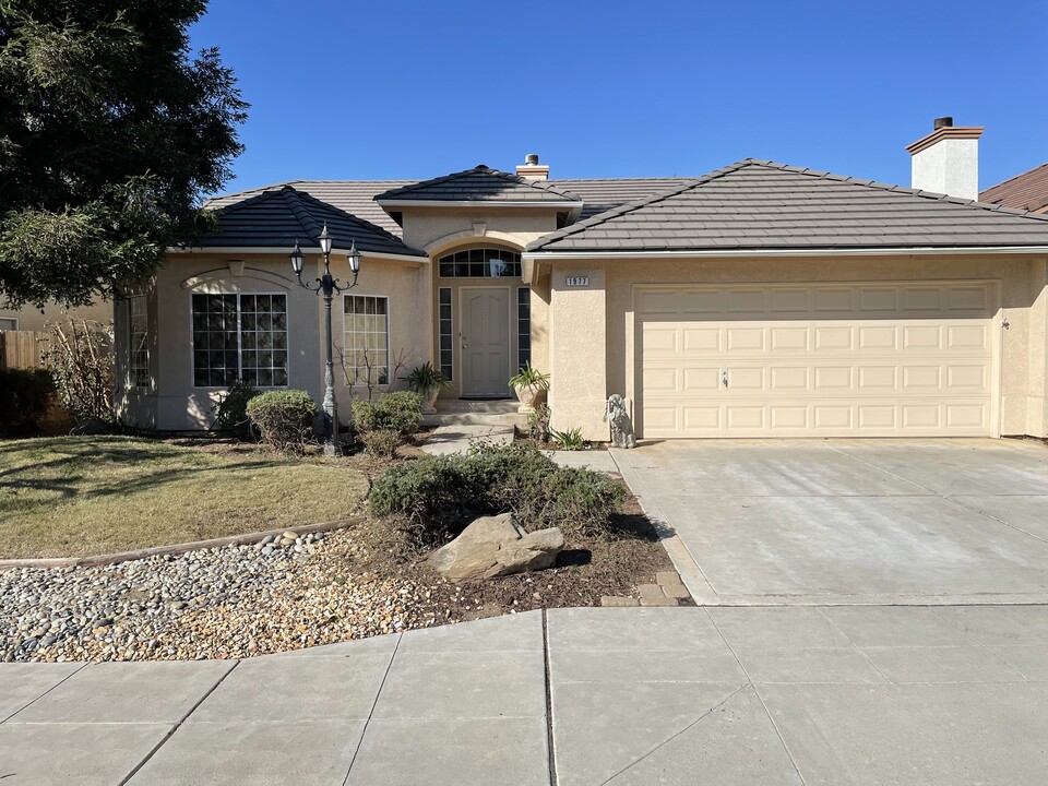 1977 Polson Ave in Clovis, CA - Building Photo