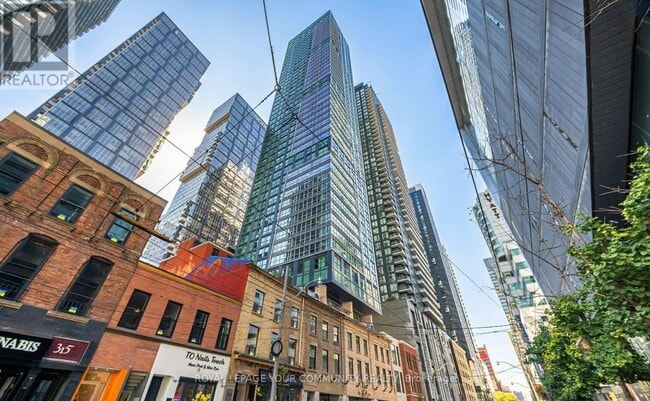 327 King St W in Toronto, ON - Building Photo - Building Photo