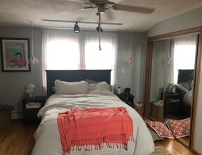 43 Thurston St, Unit 2 in Somerville, MA - Foto de edificio - Building Photo