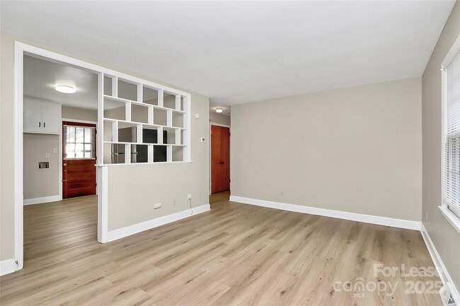 3728 Dresden Dr E in Charlotte, NC - Foto de edificio - Building Photo