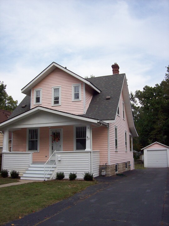 1859 Evergreen Ave in Alton, IL - Building Photo