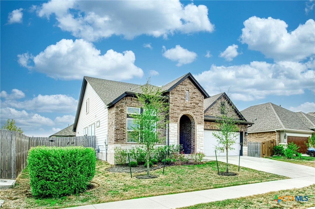 917 Knowles Dr in Hutto, TX - Building Photo