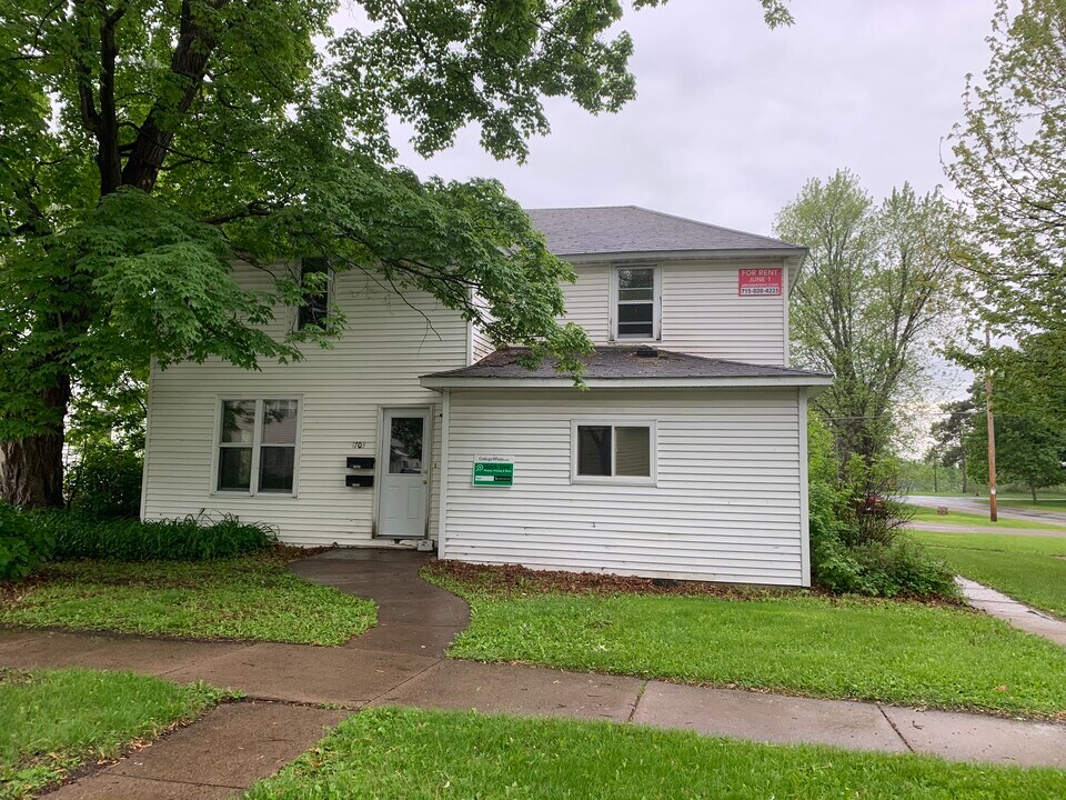 1703 6th St E in Menomonie, WI - Building Photo
