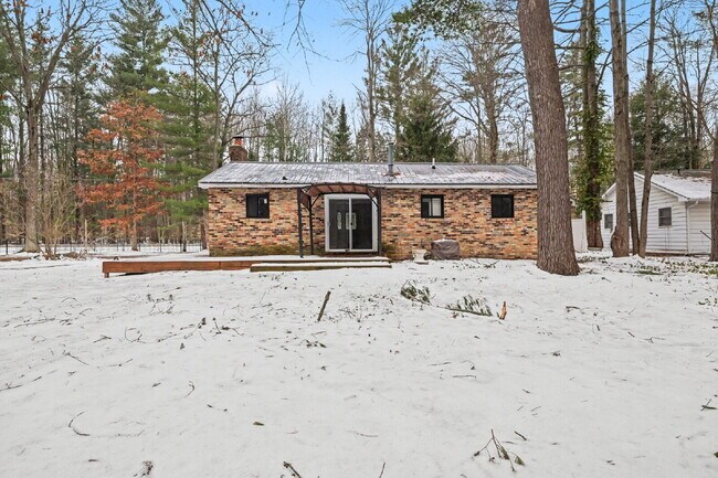 930 W Walter Dr in Sanford, MI - Building Photo - Building Photo