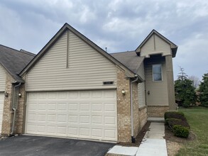 Cross Road Pines Apartments in Warren, MI - Foto de edificio - Building Photo