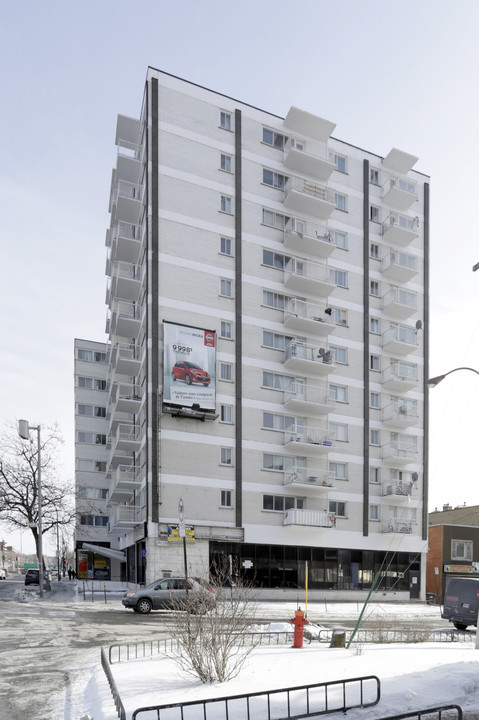 Le Castel Blanc in Montréal, QC - Building Photo