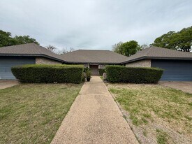 5213 Laurel Lake Dr in Waco, TX - Building Photo