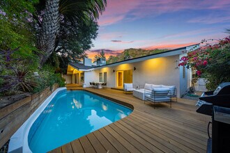 2221 Bowmont Dr in Beverly Hills, CA - Building Photo - Building Photo