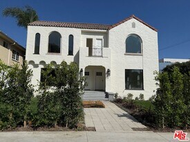 900 N Alfred St in Los Angeles, CA - Building Photo