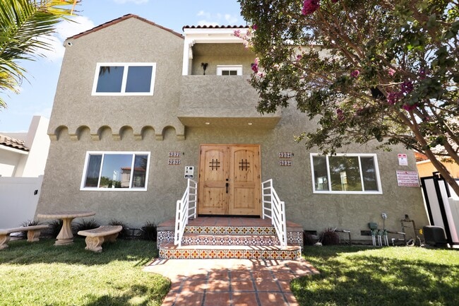 5232 W 20th St, Unit Half in Los Angeles, CA - Foto de edificio - Building Photo