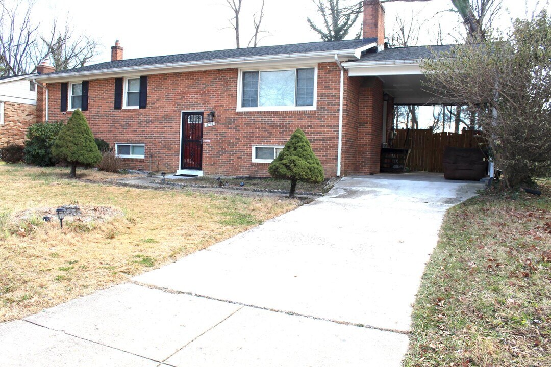 5707 Alan Dr in Clinton, MD - Building Photo