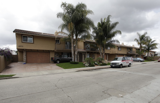 Villa Terrace Apartments in San Diego, CA - Building Photo - Building Photo