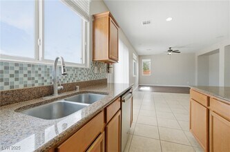 6416 N Setting Moon St in North Las Vegas, NV - Foto de edificio - Building Photo