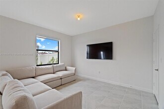 541 NW 204th St in Miami, FL - Foto de edificio - Building Photo