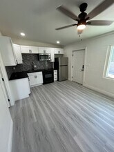 210 W Monroe Ave, Unit A in Las Vegas, NV - Foto de edificio - Building Photo