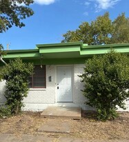 604 W 4th St in Taylor, TX - Building Photo