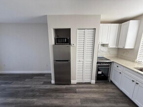 10330 Turkey Lake Rd in Orlando, FL - Building Photo - Building Photo