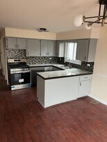 7502 Garden Ln in Justice, IL - Building Photo