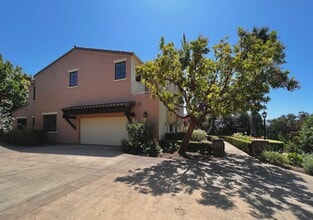 4698 Granada Way in Santa Barbara, CA - Foto de edificio - Building Photo