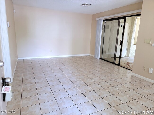 4730 Nara Vista Way in Las Vegas, NV - Building Photo - Building Photo