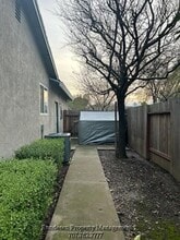 400 W Creekside Cir in Dixon, CA - Building Photo - Building Photo