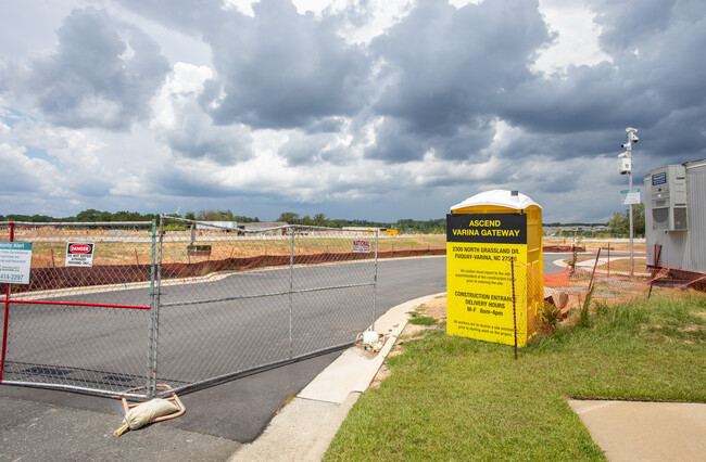 Advenir at Varina Oaks in Fuquay Varina, NC - Building Photo - Building Photo