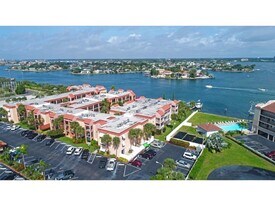 8901 Blind Pass Rd in St Pete Beach, FL - Building Photo