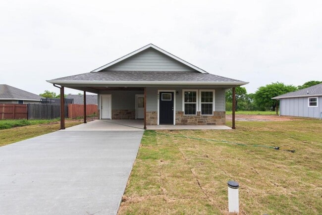 400 Allen Ave in Bonham, TX - Building Photo - Building Photo