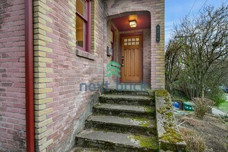 8216 Dayton Ave N in Seattle, WA - Building Photo - Building Photo