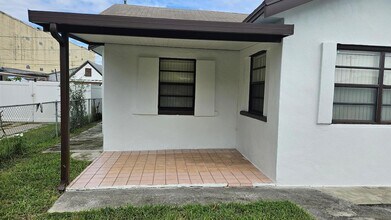 421 Ardmore Rd in West Palm Beach, FL - Foto de edificio - Building Photo
