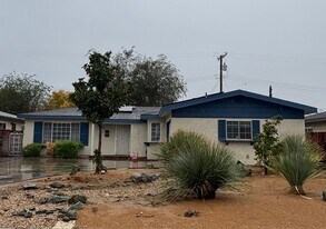 45029 16th St W in Lancaster, CA - Building Photo