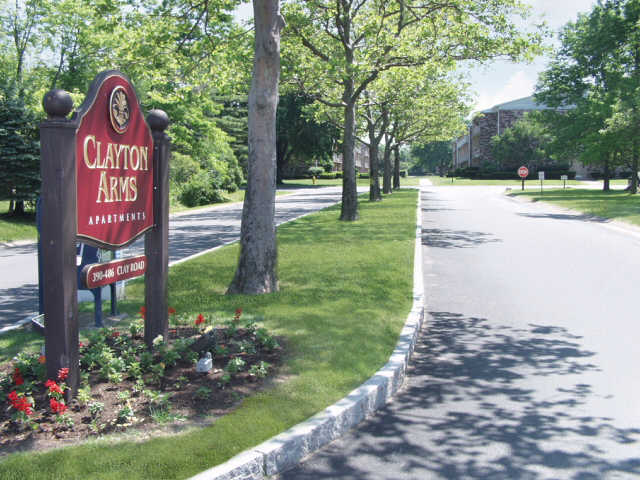 Clayton Arms Apartments in Henrietta, NY - Foto de edificio - Building Photo