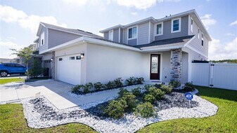 176 Pink Ibis Bnd in St. Cloud, FL - Building Photo