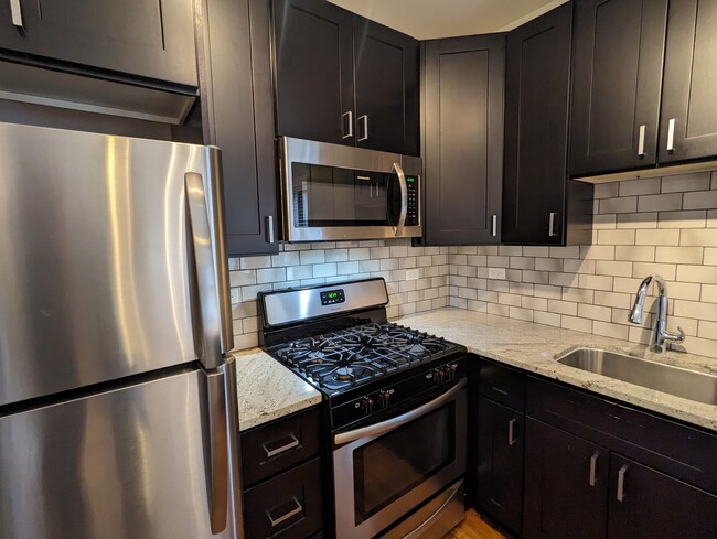 2203 W Eastwood Ave, Unit 2201-1W in Chicago, IL - Building Photo - Building Photo
