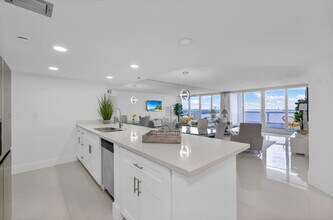 1717 N Bayshore Dr in Miami, FL - Building Photo - Building Photo